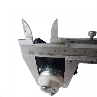 ชิ้นส่วนสํารองรถยนต์ยนต์ยนต์พลาสติกเดิม Q943/D8304 กล่องถังน้ํามันรถยนต์ยนต์สําหรับปี 2020